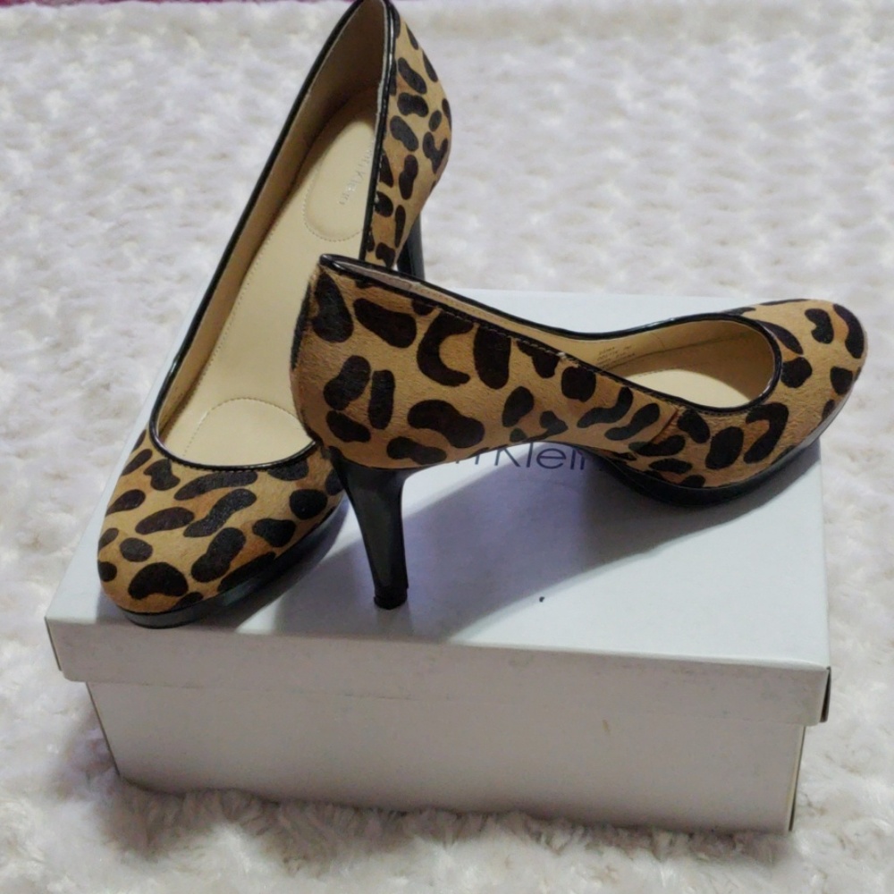 Calvin Klein shoes.  Size 7M.  New. - Picture 2 of 4